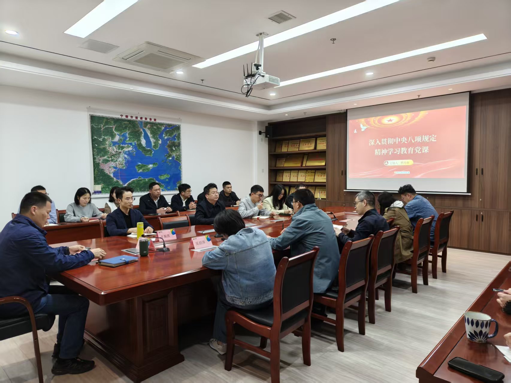 市交投物流集團(tuán)黨支部開(kāi)展“深入貫徹中央八項(xiàng)規(guī)定精神學(xué)習(xí)教育”專(zhuān)題黨課學(xué)習(xí).jpg